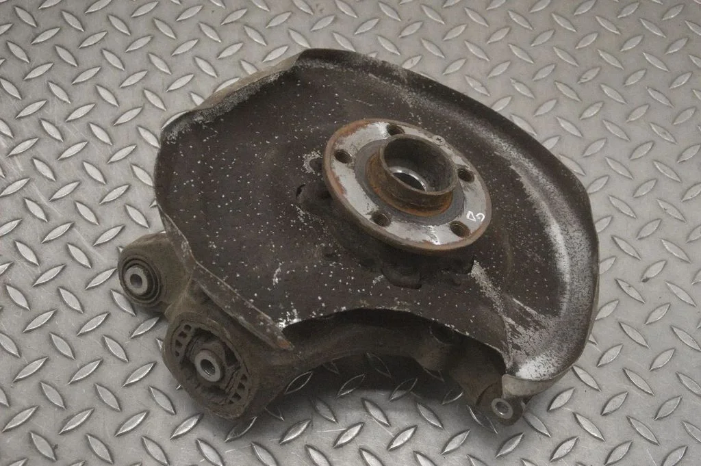 Rear wheel hub – right