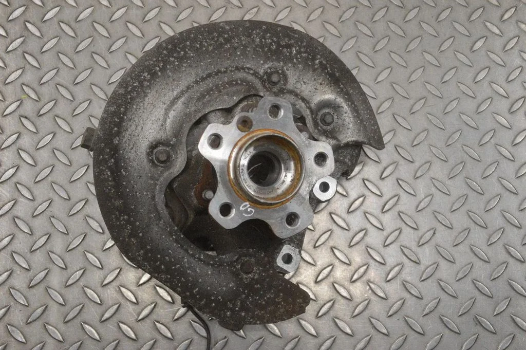 Rear wheel hub – right