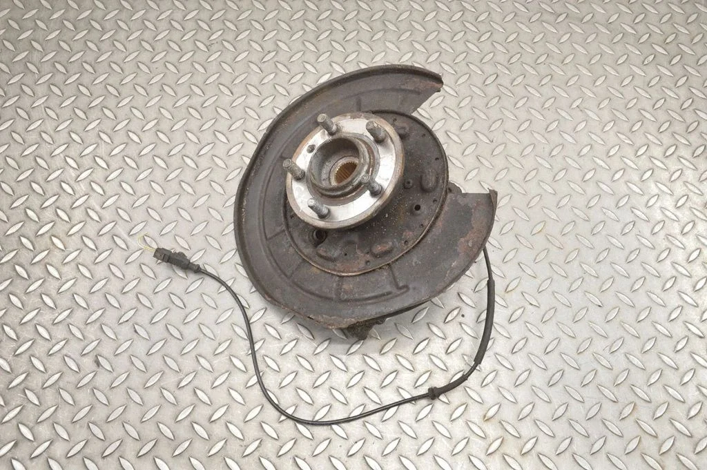Rear wheel hub – left