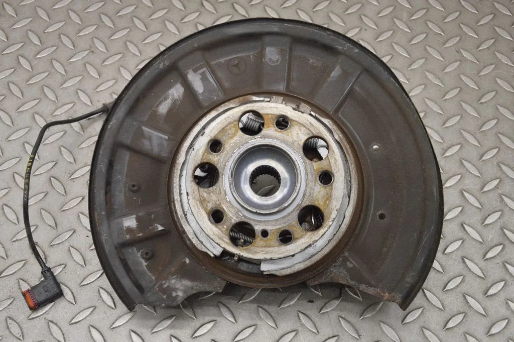 Rear wheel hub – right
