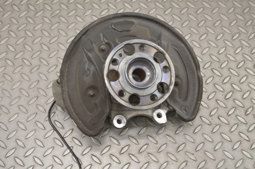 Rear wheel hub – left