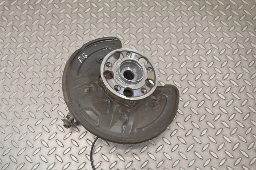 Rear wheel hub – right