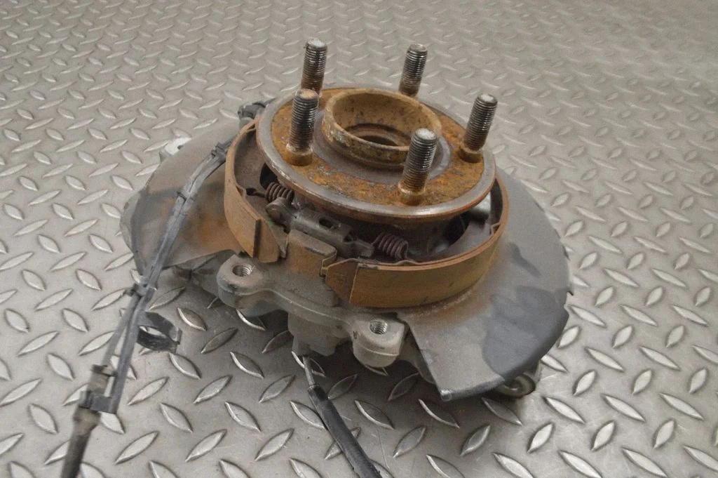 Rear wheel hub – right