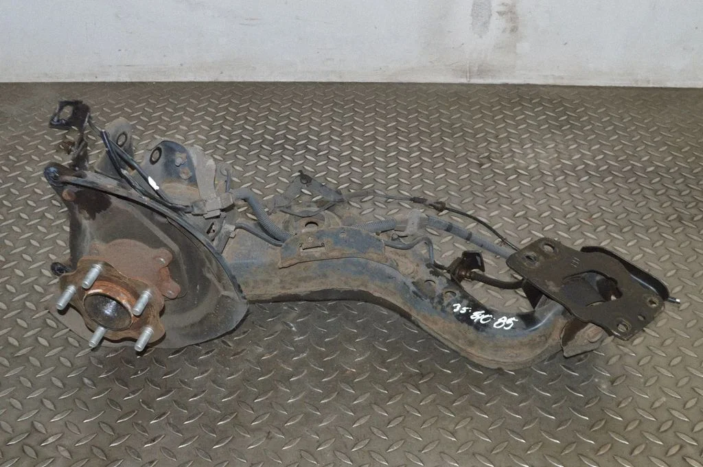 Rear wheel hub – right