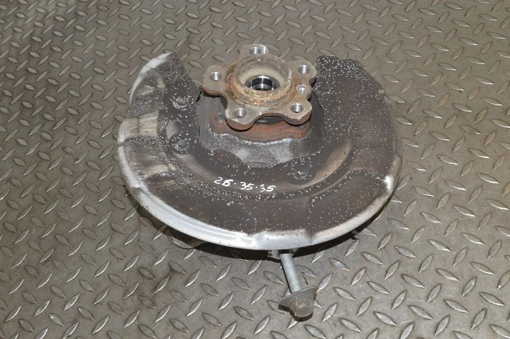 Rear wheel hub – right