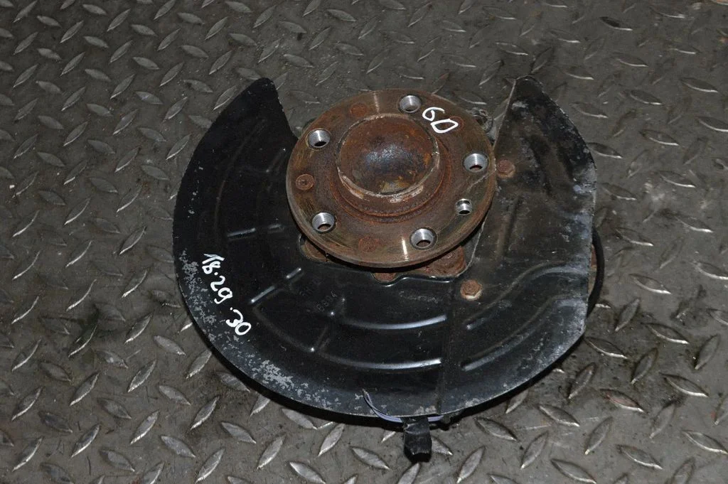 Rear wheel hub – right