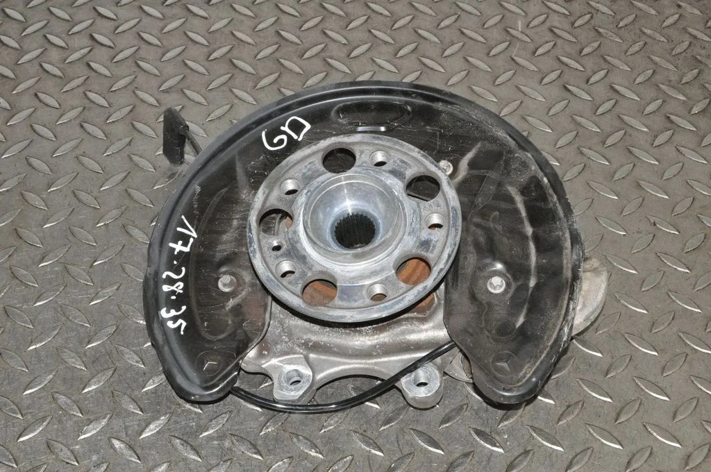 Rear wheel hub – right