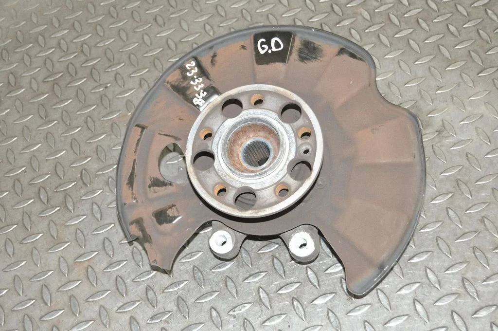 Rear wheel hub – right