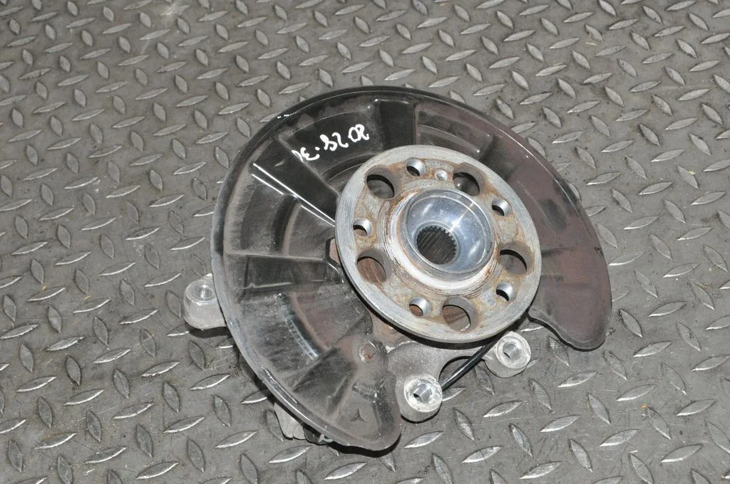 Rear wheel hub – left