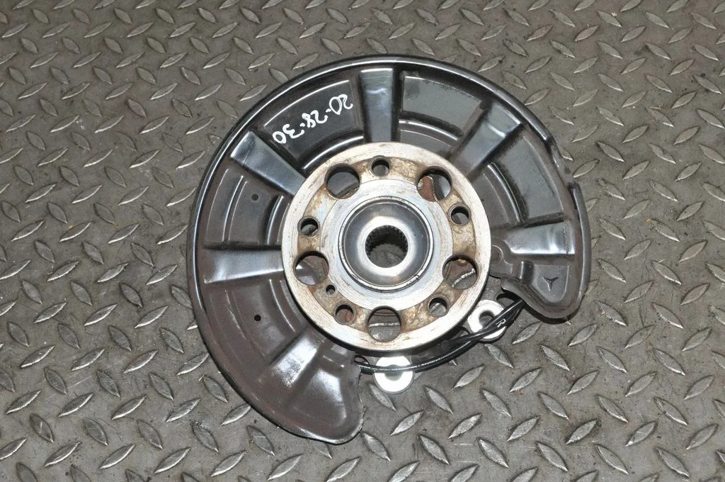 Rear wheel hub – right