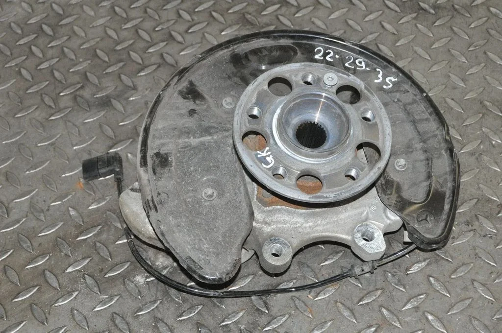 Rear wheel hub – left