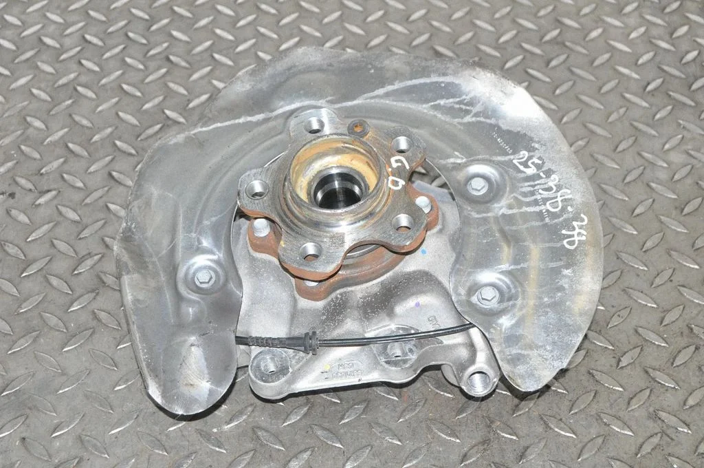 Rear wheel hub – right