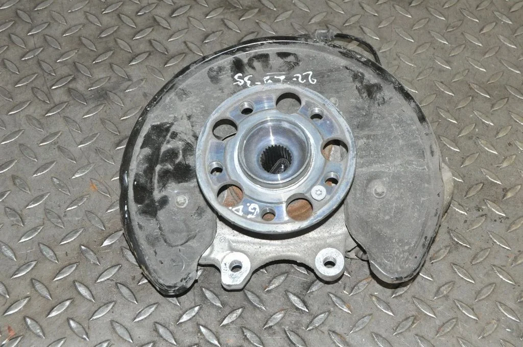 Rear wheel hub – right