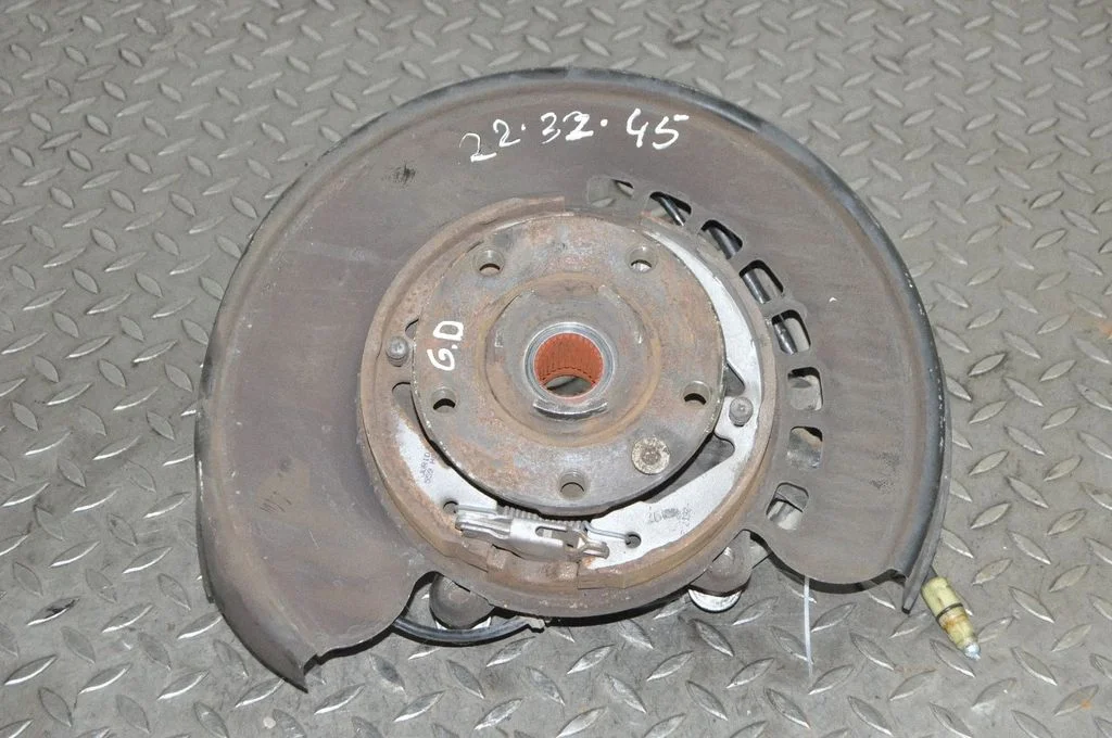 Rear wheel hub – right