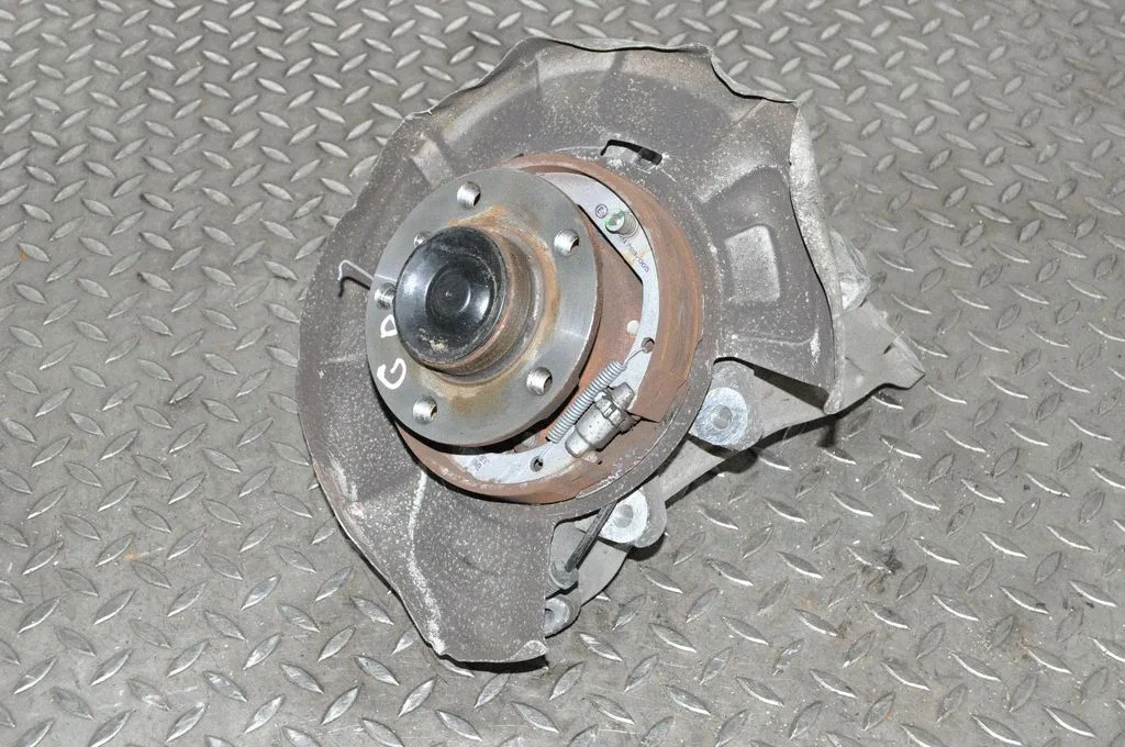 Rear wheel hub – right