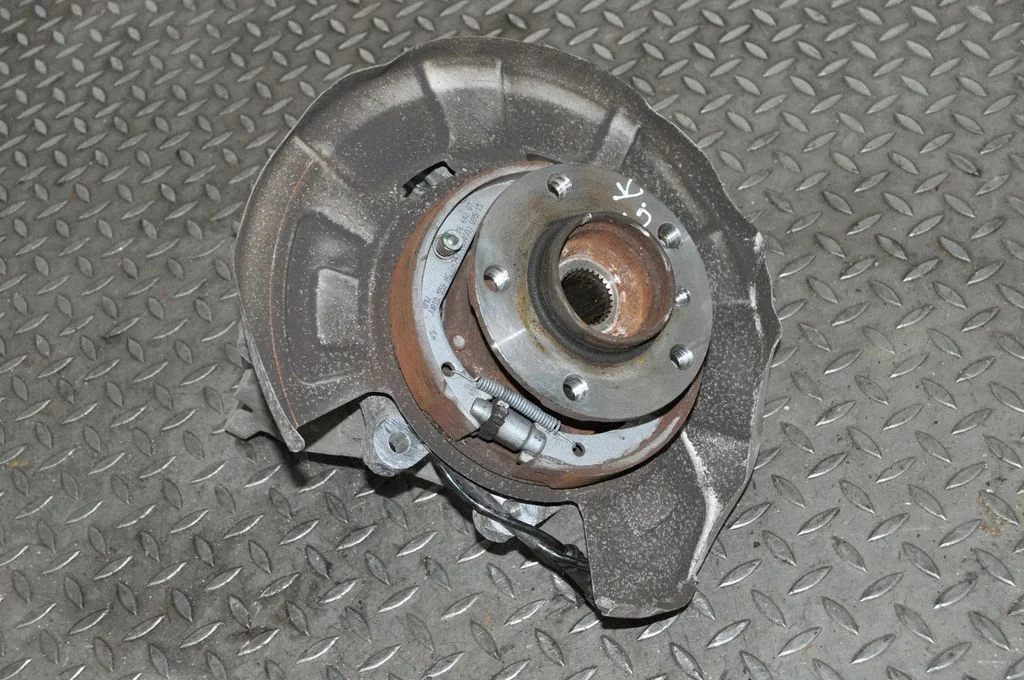 Rear wheel hub – left