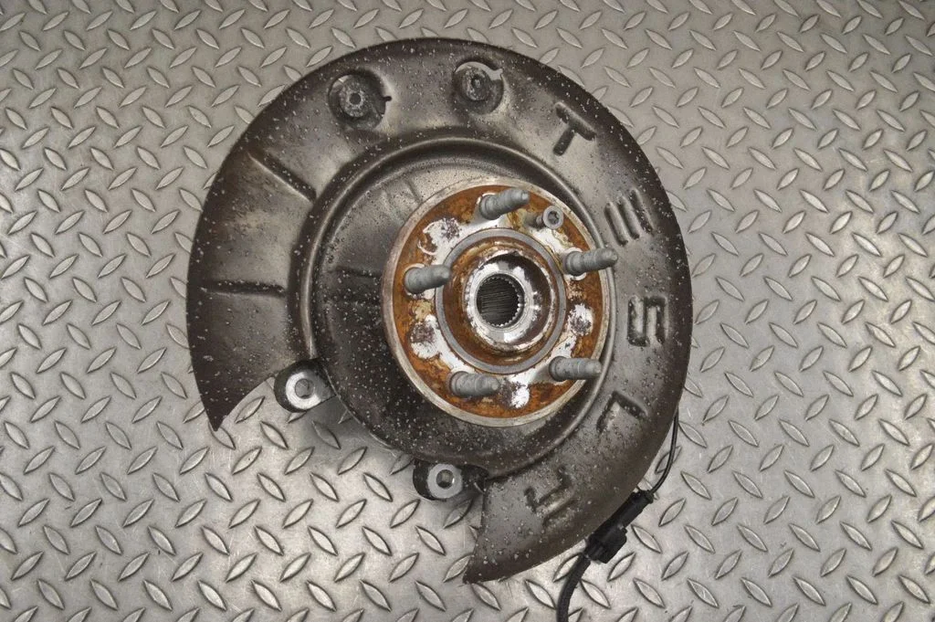 Rear wheel hub – right