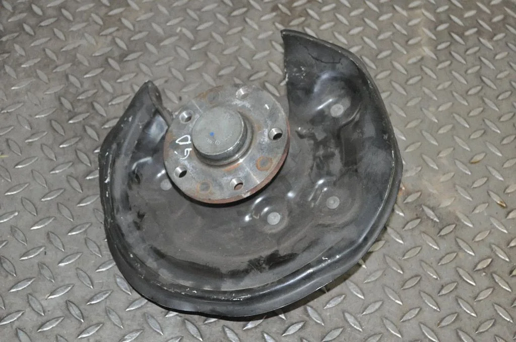 Rear wheel hub – right