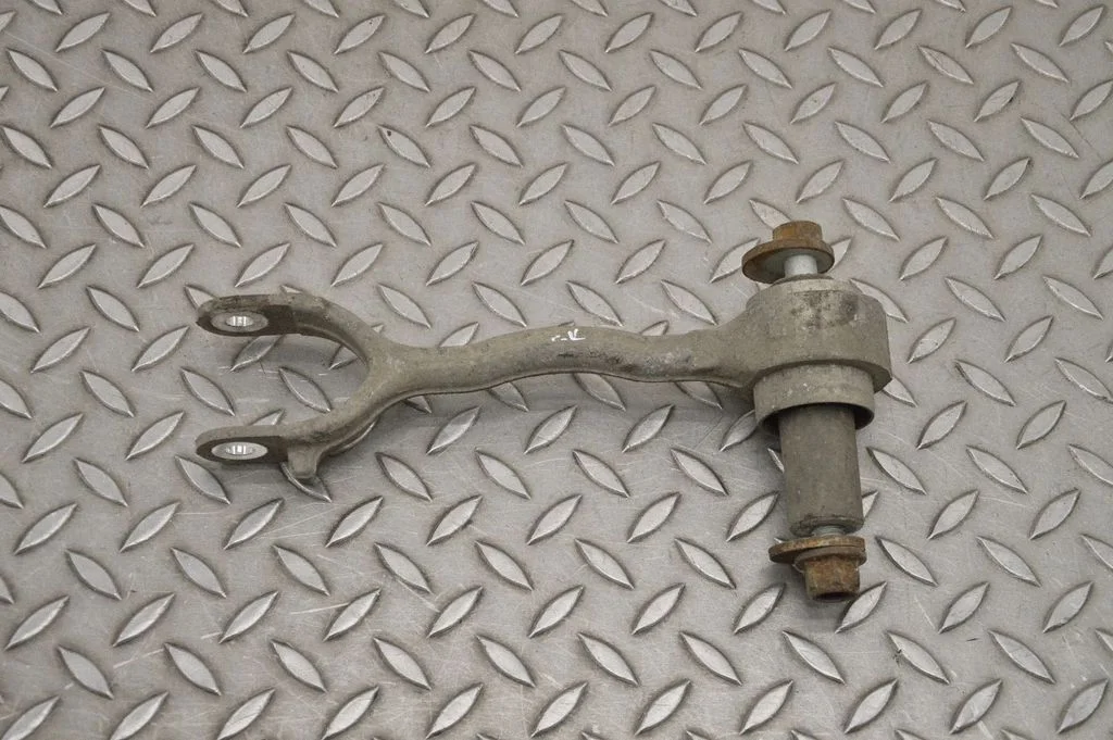Aizmugurējā svira (dakša) – kreisā