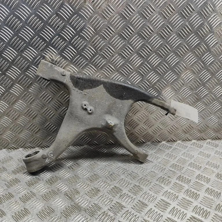 Tagumine ülemine õõtshoob 8R0505311F