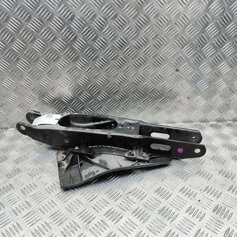 Aizmugurējā svira (dakša) KBB328550A