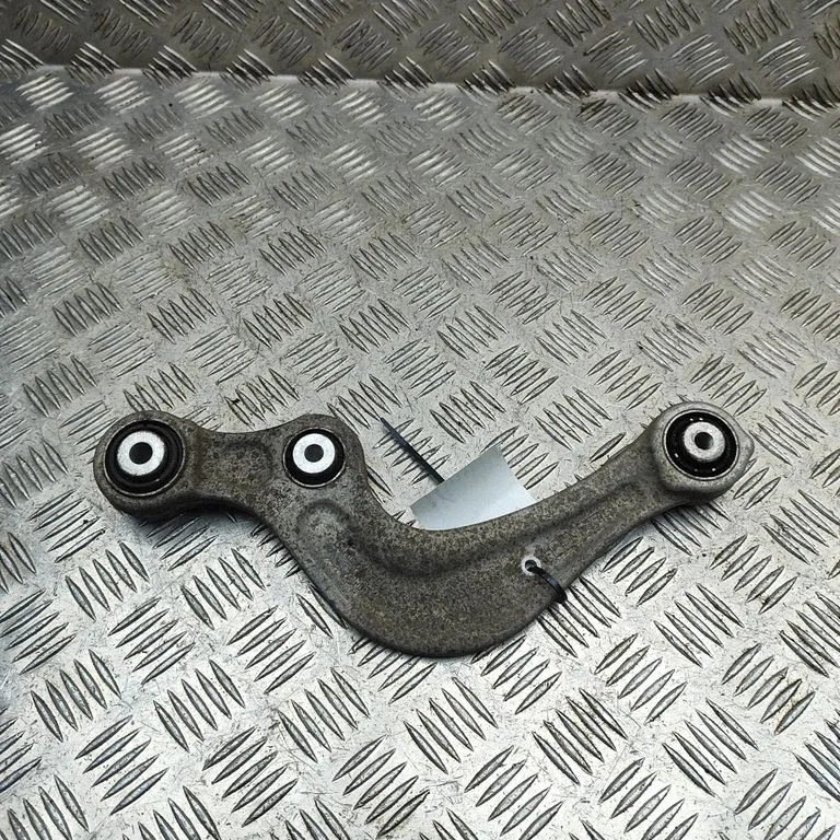 Tagumine ülemine õõtshoob 4M0505361G