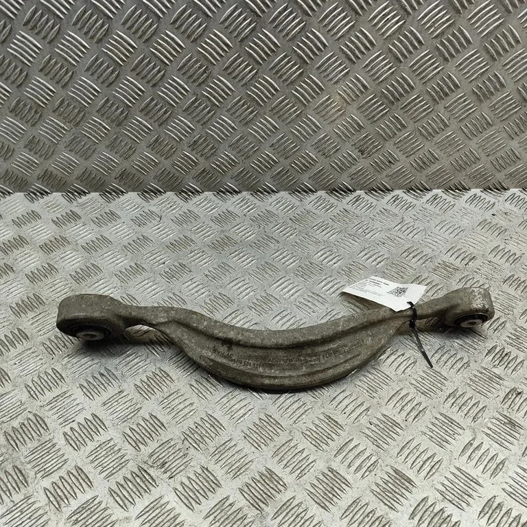 Aizmugurējā svira (dakša) 4M0501531