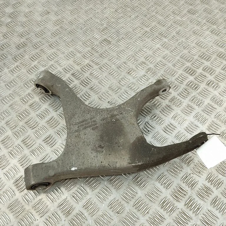 Tagumine ülemine õõtshoob 8R0505311F
