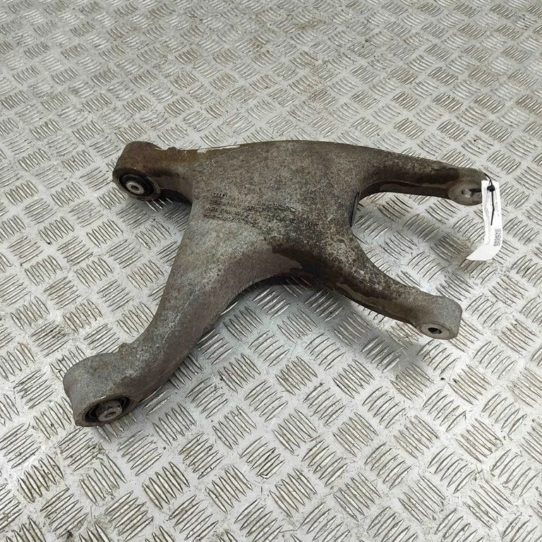 Tagumine ülemine õõtshoob 8R0505312F