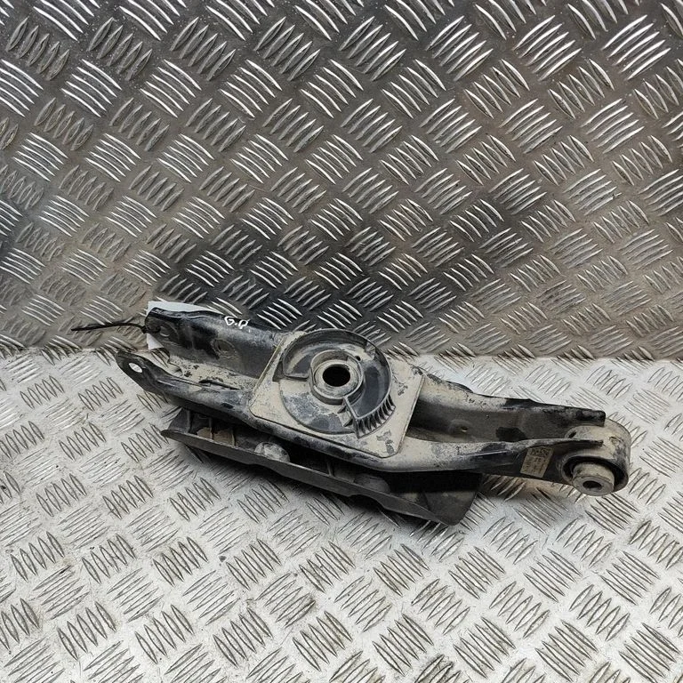 Tagumine ülemine õõtshoob – Volkswagen ID.4 (2020-)
