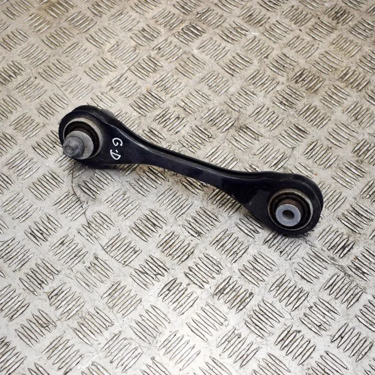 Tagumine ülemine õõtshoob – Volkswagen ID.3 (2019-)