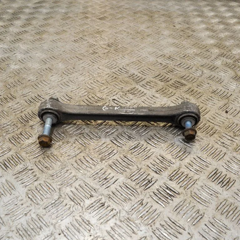 Aizmugurējā svira (dakša) – kreisā