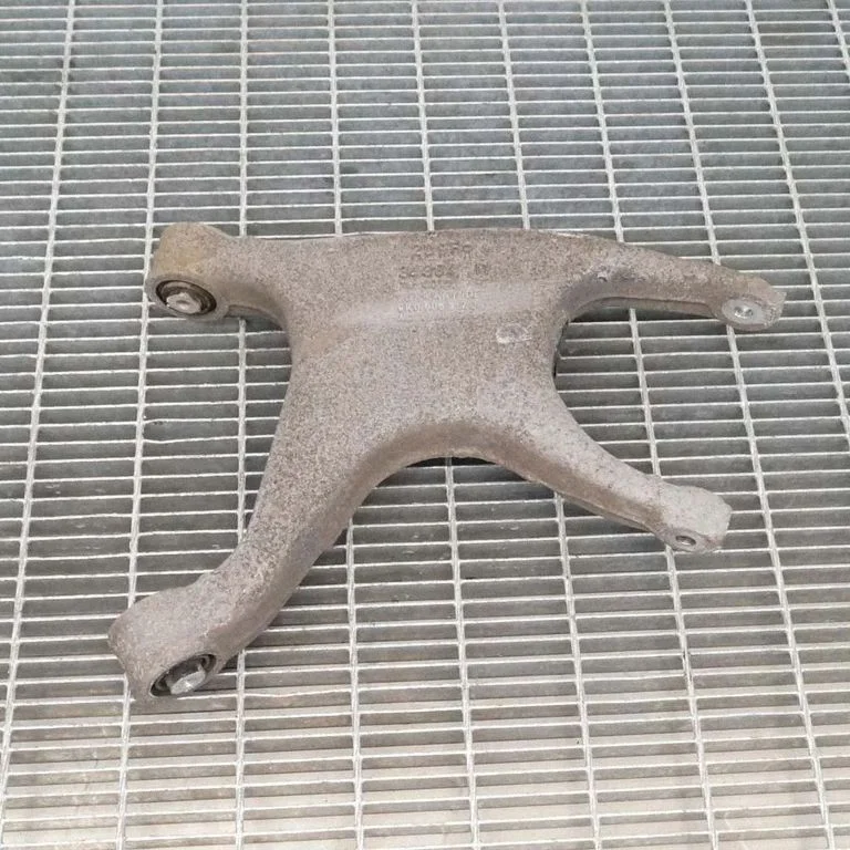 Tagumine ülemine õõtshoob 8K0505312J