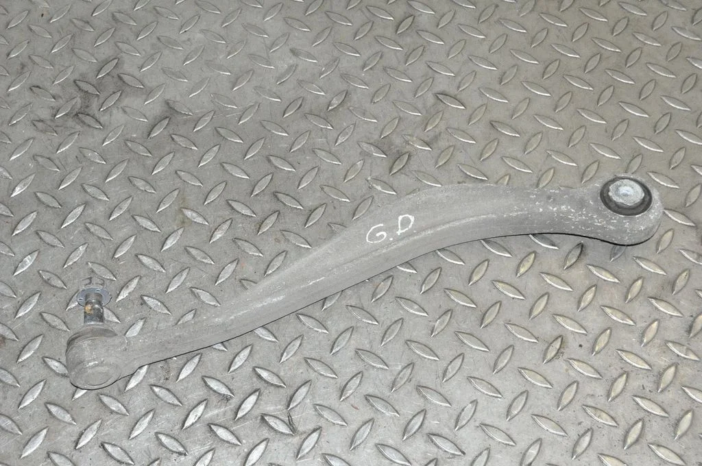 Tagumine ülemine õõtshoob – parem