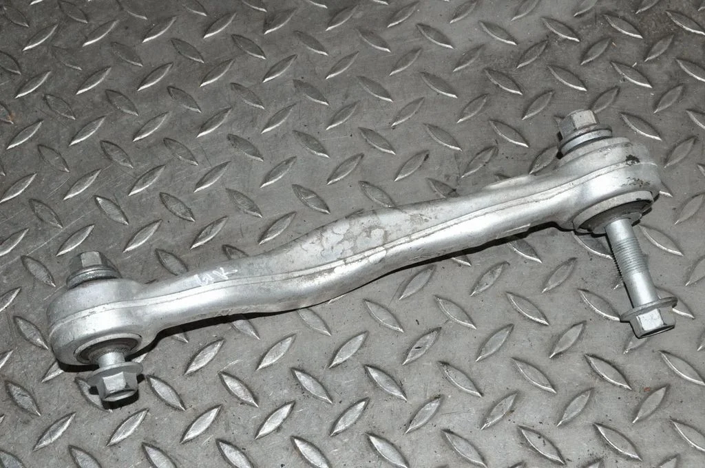 Tagumine ülemine õõtshoob – Lexus RC (2014-), vasak