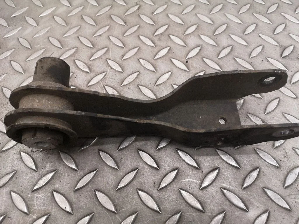Tagumine ülemine õõtshoob J9C35K899AA