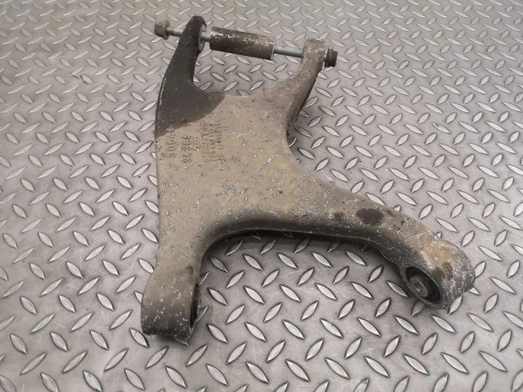 Tagumine ülemine õõtshoob 8K0505312J