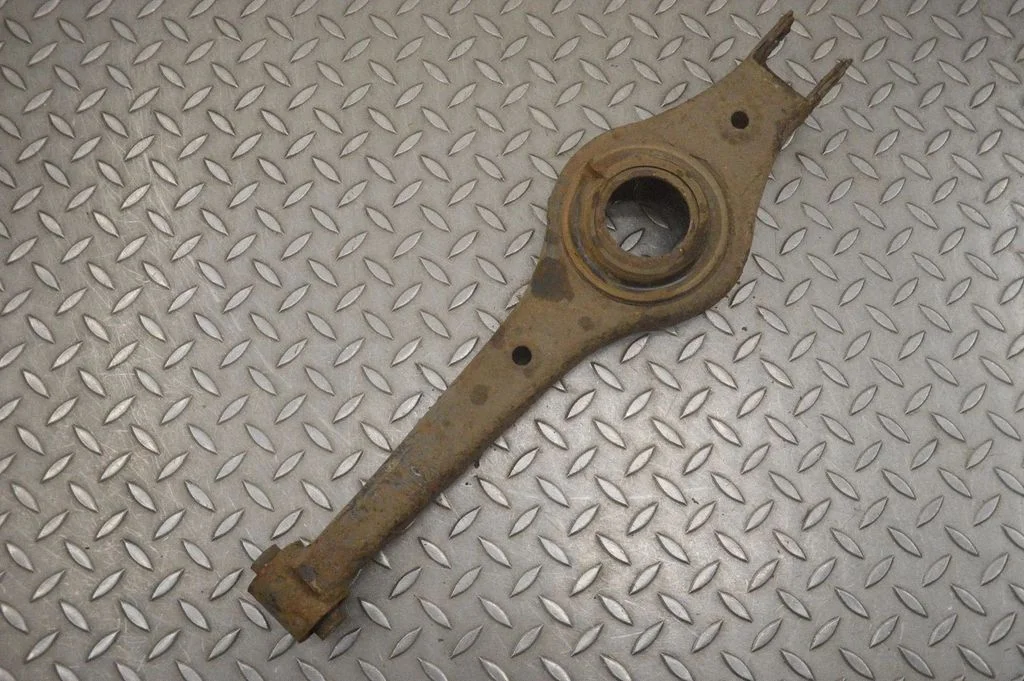 Aizmugurējā svira (dakša) – kreisā