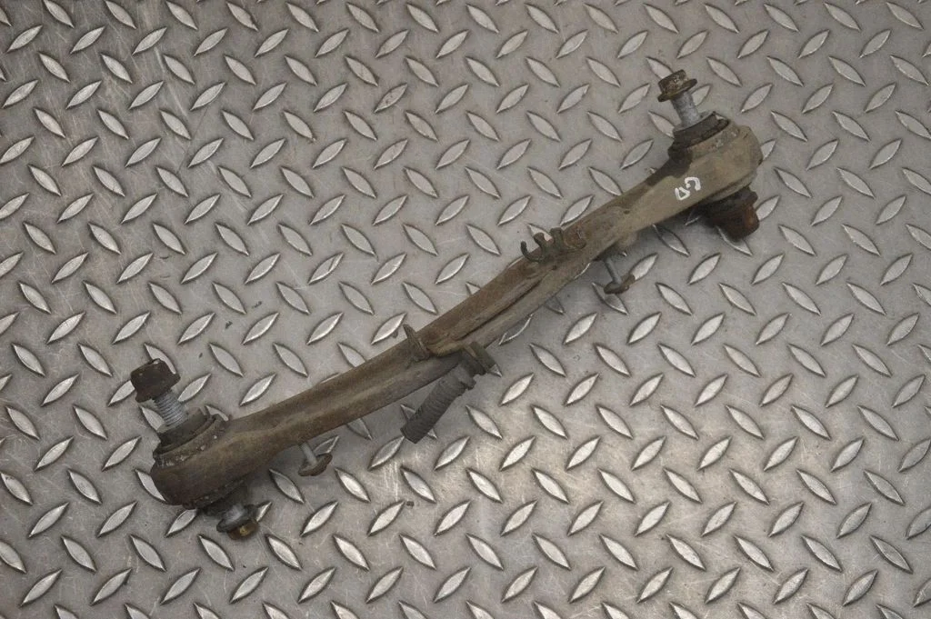 Tagumine ülemine õõtshoob – parem