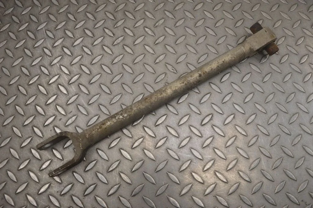 Aizmugurējā svira (dakša) – labā
