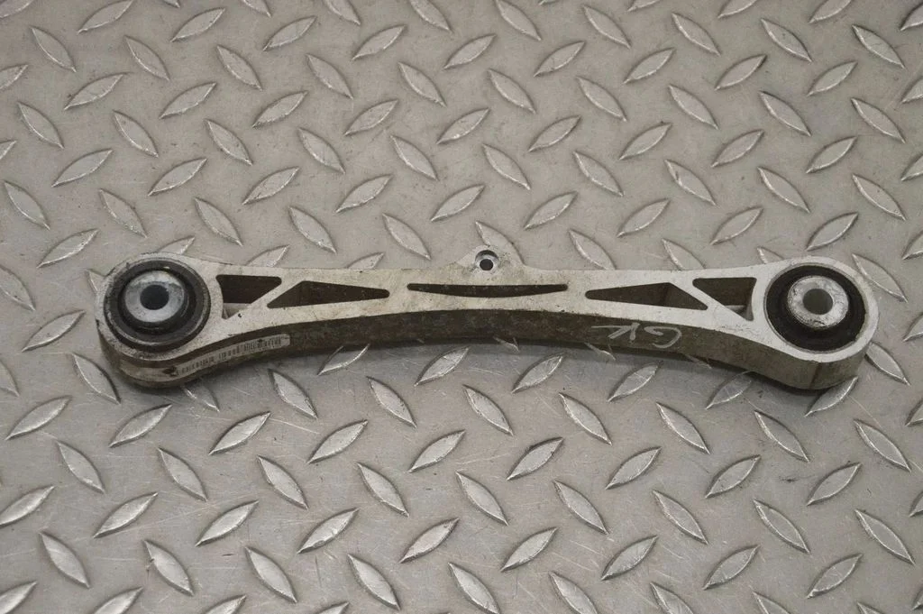 Tagumine ülemine õõtshoob 104396300B