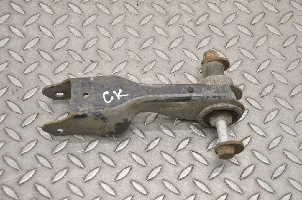 Aizmugurējā svira (dakša) – kreisā