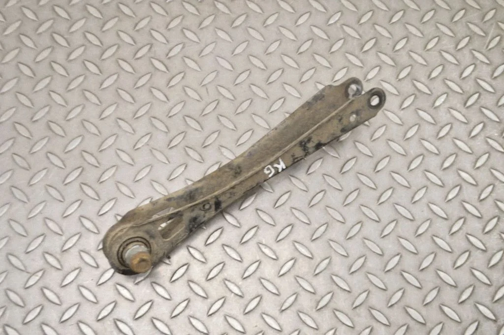 Aizmugurējā svira (dakša) – kreisā