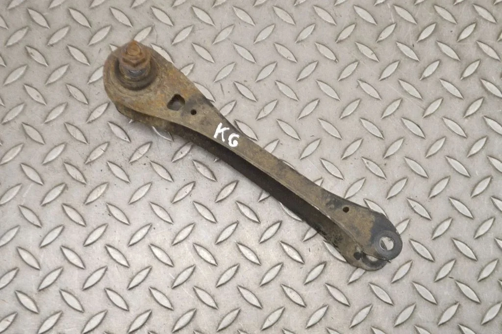 Aizmugurējā svira (dakša) – kreisā