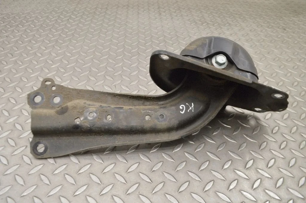 Aizmugurējā svira (dakša) – kreisā