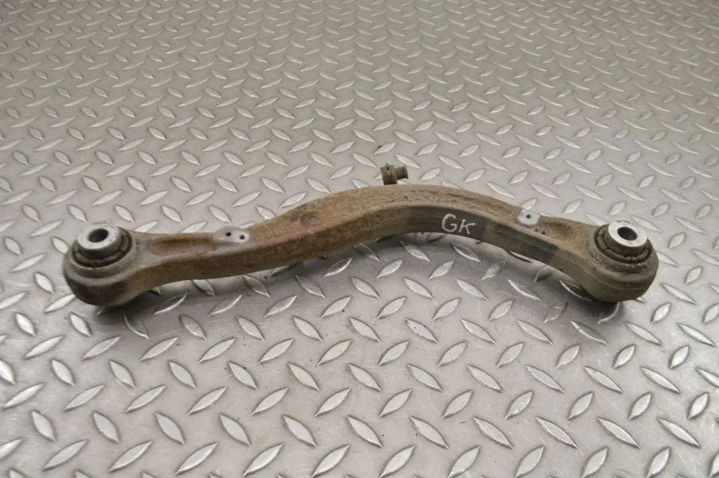 Tagumine ülemine õõtshoob – vasak
