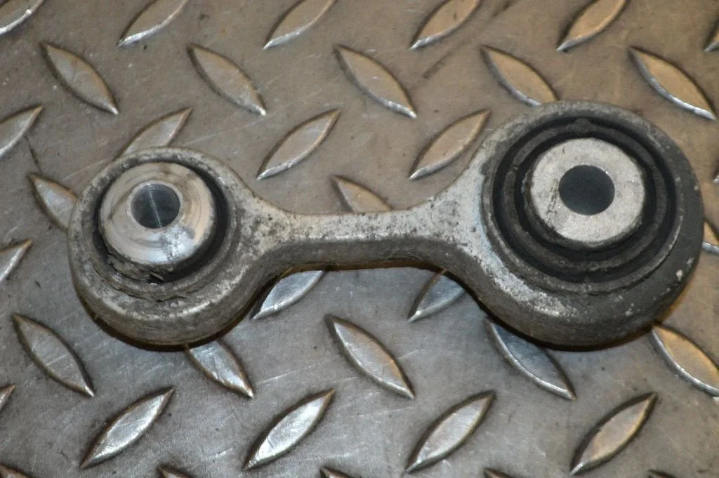 Tagumine ülemine õõtshoob – vasak
