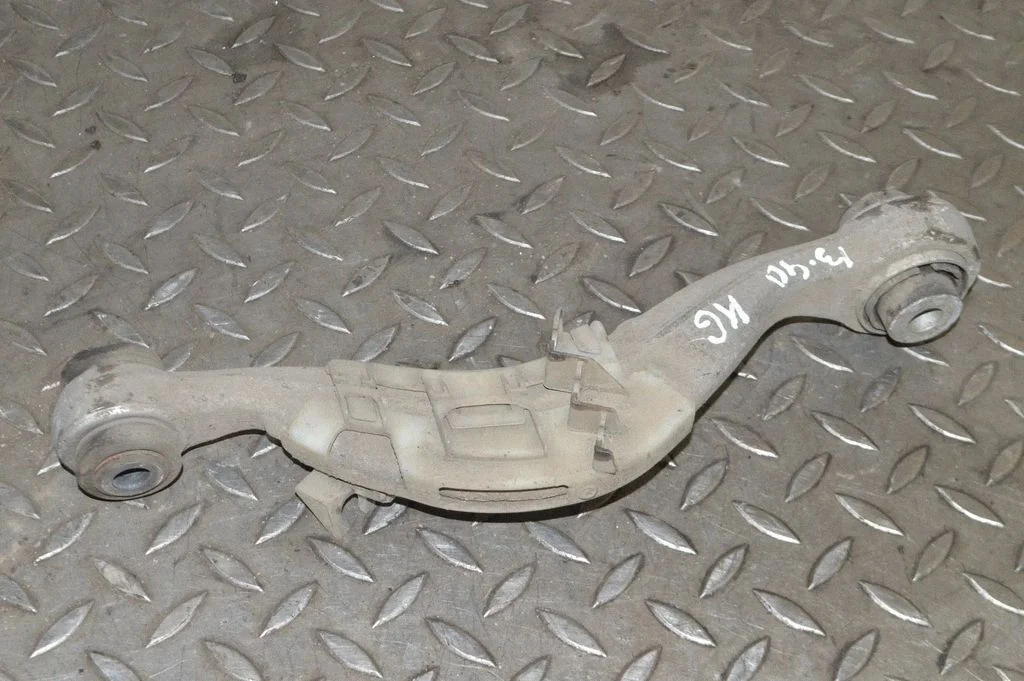 Aizmugurējā svira (dakša) – kreisā