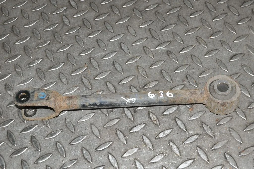 Aizmugurējā svira (dakša) – kreisā