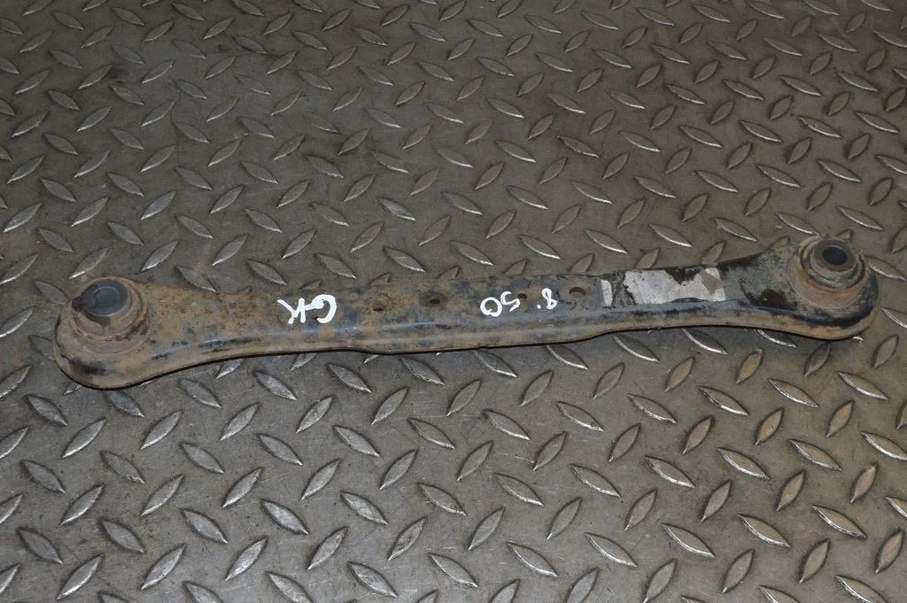 Aizmugurējā svira (dakša) – kreisā
